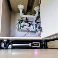 Filtr wody RO Pad instalacja w cokole szafki kuchennej